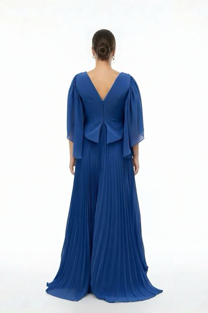 فستان سهرة بمقاسات كبيرة مطوي ومزين بأحجار النيلي